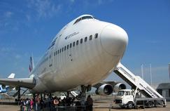 Le Boeing pèse 333 tonnes au décollage, dont 105 tonnes de carburant.