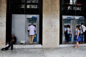 For fear of the future, the Greeks never cease to withdraw their money from banks