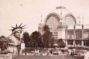 Présentation de la tête de la Statue de la Liberté lors de l'Exposition universelle de 1878 à Paris.
