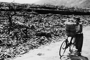 Un homme parcourt les ruines d'Hiroshima en cendres.