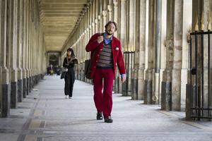 Nicolas d'Estienne d'Orves vaga por el Palacio Real.