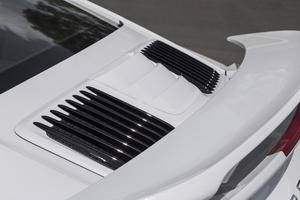 Des grilles d'aération à lamelles verticales distinguent la dernière génération de 911.