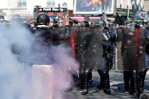 A  protester makes deal with police Sunday & #  xE0; Paris, under clouds of gas lacrymog & #  XE8; do. 