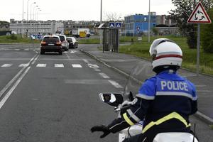Le 27 avril, la police escorte Salah Abdeslam à la prison de Fleury-Merogis (Essonne).