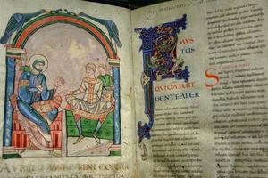 Manuscrit enluminé de la bibliothèque du Mont Saint-Michel.