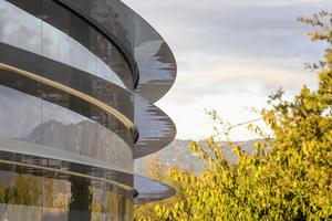 Les panneaux de verre courbes d'Apple Park.