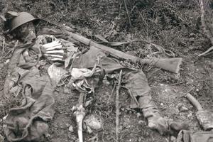 Les restes d'un soldat anglais sur le Chemin des Dames