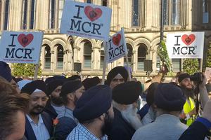 La communauté sikh défile pour rendre hommage aux victimes de l'attentat.