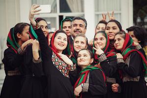 Les musiciennes avec Ahmad Naser Sarmast, fondateur et directeur de l' ANIM (crédits Redis Azi).