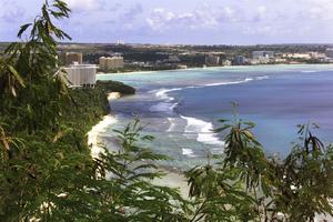L'île de Guam a pour principales ressources le tourisme et l'armée.