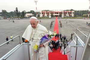 Papa Francis lascia il Bangladesh dopo una visita di tre giorni il 2 dicembre 2017.