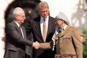 Yitzahak Rabin, Bill Clinton et Yasser Arafat à Oslo en 1993.