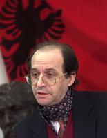 Ibrahim Rugova, derrière le drapeau albanais en 1998.