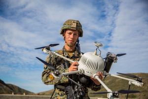 Un soldat américain présente un drone spécialisé dans les missions de reconnaissance.