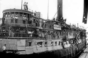 L'arrivÃ©e Ã  Hafa, en Palestine sous mandat britannique du navire <i>Exodus</i> transportant des rescapÃ©s de l'Holocauste, le 18 juillet 1947.