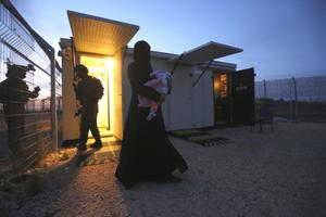 À la frontière du Golan, des gardes israéliens permettent l'accès sur leur territoire à ces femmes syriennes.