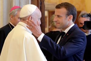 Macron et le pape François.