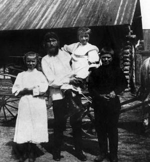 Raspoutine et ses trois enfants dans son village natal en Sibérie.