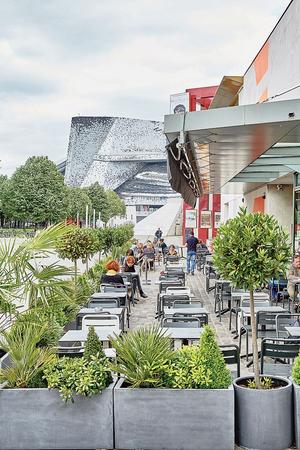 La terrasse XXL au Café des Concerts (XIXe).