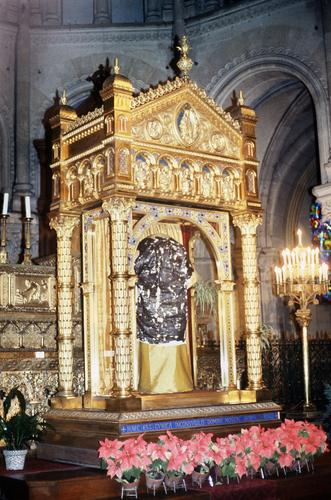 Ostension de la Sainte tunique du Christ en la basilique Saint-Denys d'Argenteuil, le 14 avril 1984.