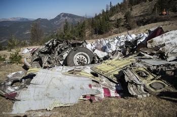 Des morceaux de l'A320 retrouvés sur les lieux du crash