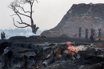 Depuis des années, le feu se propage dans les veines de la mine. Peu à peu, le sous-sol s'affaisse, menaçant de destruction plusieurs maisons des villages alentour.