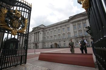 Un millier de soldats ont été déployés à Londres pour protéger, notamment, le palais royal, Downing Street et le Parlement.
