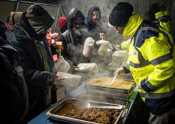 Toujours à Calais, des migrants prennent un repas chaud, distribué par l'association «La vie active» en janvier dernier.