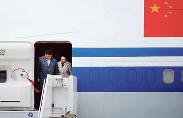Le président chinois Xi Jinping et son épouse, à leur descente d'avion, dimanche.