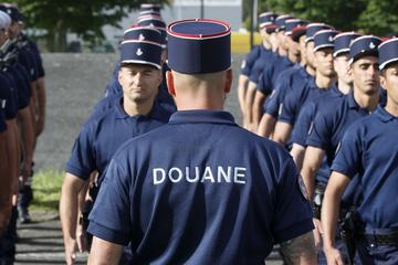 «L'alignement doit être parfait. Nous devons être au diapason des militaires, tout de même», souligne le chef de bataillon.