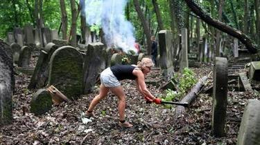 De jeunes Européens volent au secours du plus grand cimetière juif d'Europe à Varsovie
