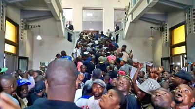 La foule a pénétré jusque dans l'enceinte du palais de justice de Lubumbashi, pour accompagner le leader de l'opposition Moïse Katumbi.