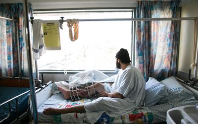 Âgé de 27 ans, Mohammed, colosse à l'épaisse barbe noire, est originaire de Deraa. Son tibia droit, dévoré par l'explosion d'un obus le 9 septembre dernier, est immobilisé par une cage en acier.