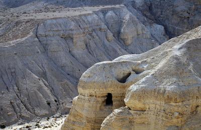 Une des grottes à Khirbet Qumran où furent découverts en 1947 les manuscrits de la Mer Morte.