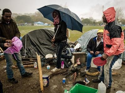 Des migrants regroupés sur un camp de fortune à Calais.
