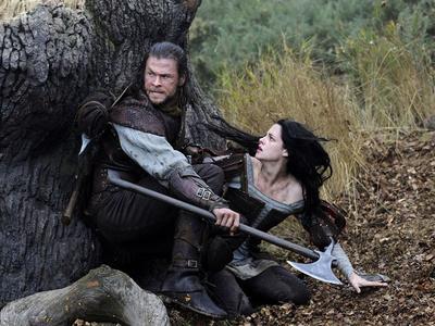 Chris Hemsworth et Kristen Stewart dans Blanche-Neige et le Chasseur.