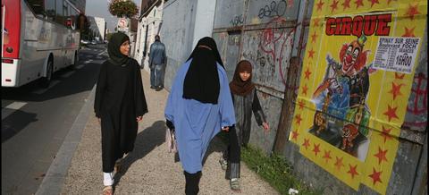 Dans une rue d'Épinay-sur-Seine (Seine-Saint-Denis). Outre la religion, c'est la réussite scolaire des enfants qui pousse les familles musulmanes à sortir d'un système public qui ne semble plus tenir ses promesses.