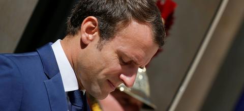 Si la majorité des sondés est encore satisfaite de son action, Emmanuel Macron connaît toutefois une chute très sérieuse.