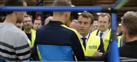 Emmanuel Macron, le 3 octobre, lors de sa visite de l'usine Whirlpool à Amiens.