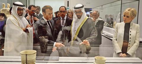 Emmanuel et Brigitte Macron visitent les salles du Louvre d'Abu Dhabi, mercredi, en compagnie du prince héritier Mohammed Ben Zayed Al-Nahyan (à gauche) et du président de l'Autorité du tourisme et de la culture, Mohamad Khalifa al-Mubarak (à droite).