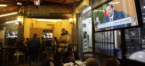 Les clients d'un café de Beyrouth regardent, dimanche, l'allocution de Saad Hariri, premier ministre libanais, retenu à Riyad depuis le 4 novembre.