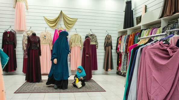 Dans le centre de Saint-Denis, de plus en plus de magasins se spécialisent pour les besoins de la clientèle voilée. Robes traditionnelles ou voiles plus ou moins couvrants, l'offre est riche et les clientes viennent de tout le département pour se fournir.