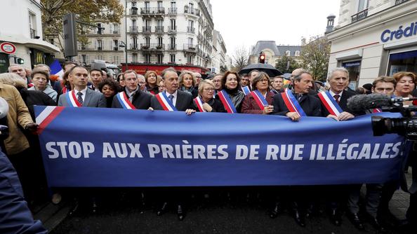 Une soixantaine d'élus en écharpe tricolore ont manifesté contre les prières de rue.
