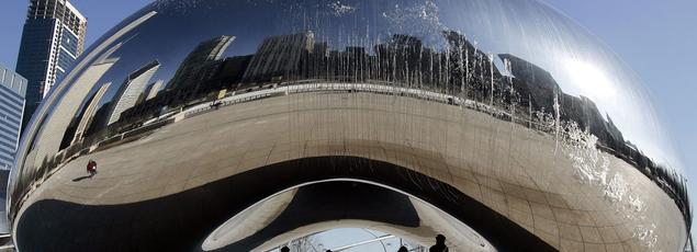 The <i> Cloud Gate </ i>, the famous silver bean Anish Kapoor, has been installed in the Millennium Park in Chicago in 2006.