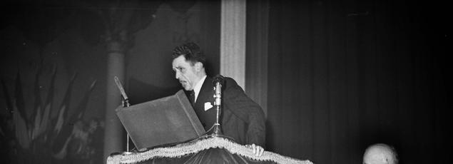 Lucien Rebatet at the podium during a meeting of newspaper <i> I'm everywhere </ i>, Salle Wagram in Paris in January 1944.