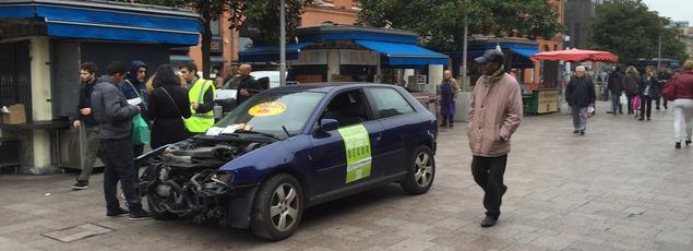 Une épave de voiture dans le centre ville de Toulouse.