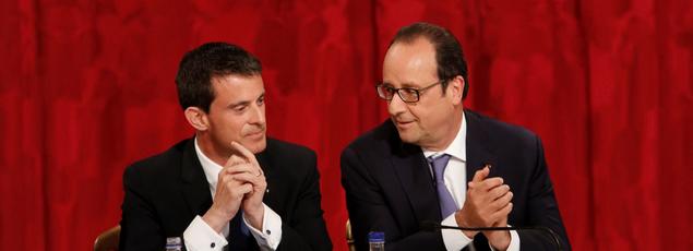 Manuel Valls et François Hollande. Selon les auteurs, gagner du temps jusqu'à la prochaine présidentielle est devenue leur seule stratégie dans l'espoir de rester au pouvoir après 2017.