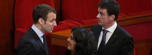 Emmanuel Macron (à gauche), aux côtés de Manuel Valls et Myriam El Khomri, lundi au Conseil économique, social et environnemental (CESE). Crédit photo: REUTERS/Yoan Valat/Pool.