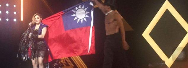 Madonna has angered Beijing supporters draping himself during a concert in Taipei, Flag colors to the Taiwanese.