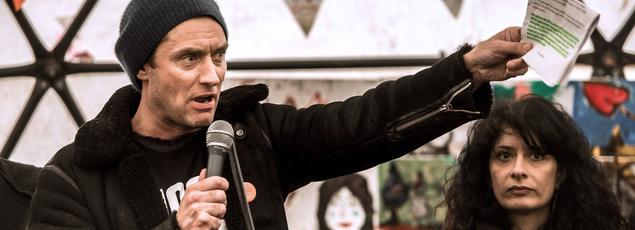 Jude Law and other actors to his side, including Tom Odell and Tom Stoppard, read each turn letters of migrants present in the "jungle", accompanied by the traditional Afghan music in particular